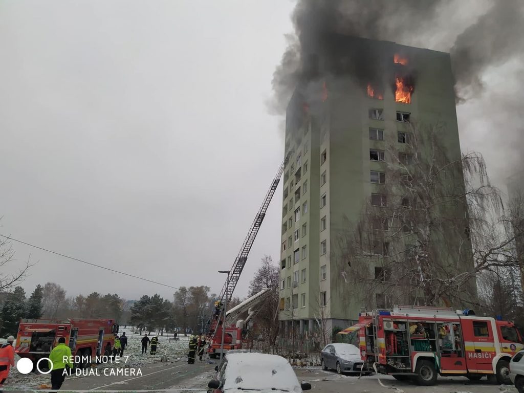 5 человек погибли при взрыве газа в жилом доме в словацком Прешове