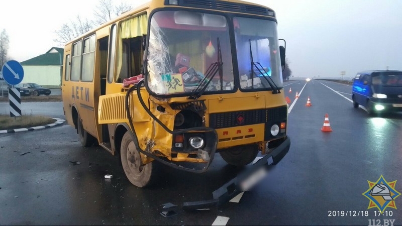В Слуцком районе школьный автобус столкнулся с грузовиком