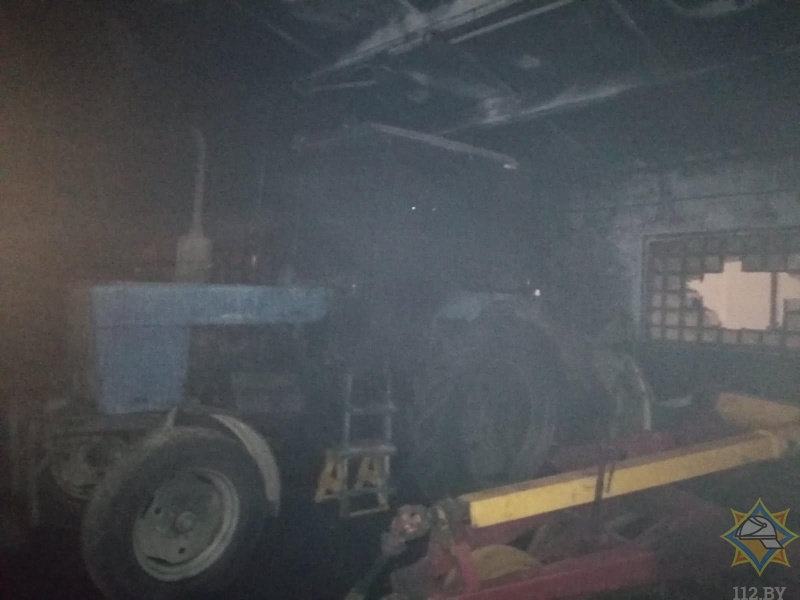 Под Брестом два трактора сгорели на пожаре