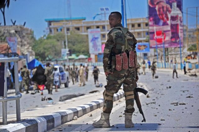 Более 90 человек погибли при взрыве машины в Сомали