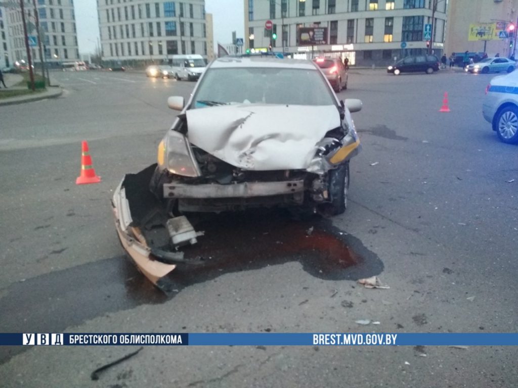 BMW и такси не поделили дорогу в Бресте – пострадала 10-летняя девочка