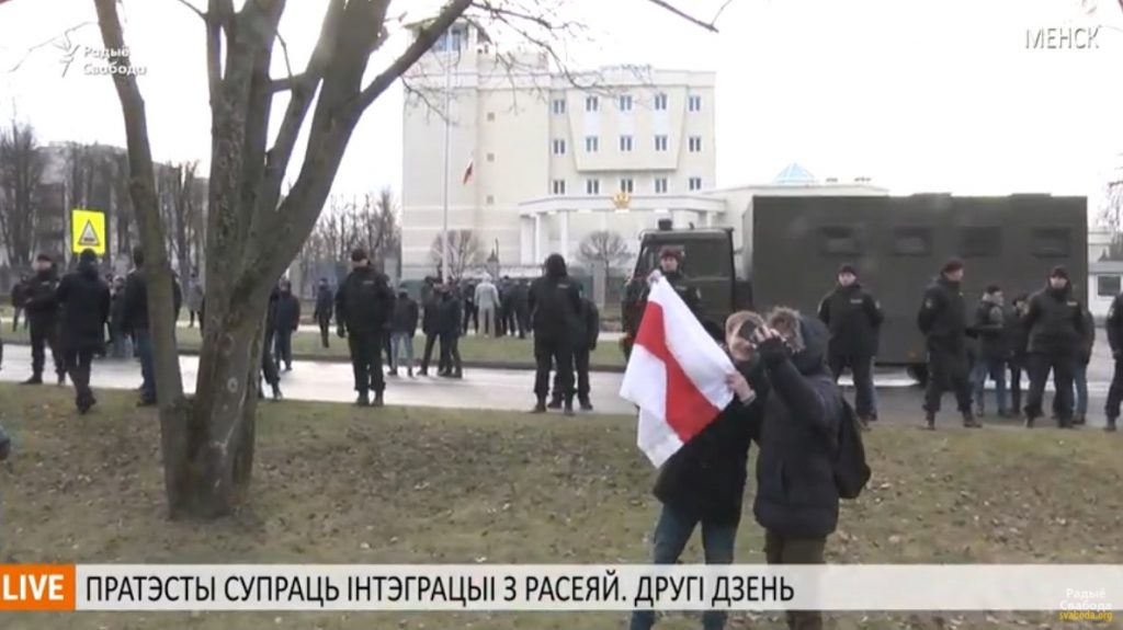 Колонна протестующих в Минске пришла к российскому посольству