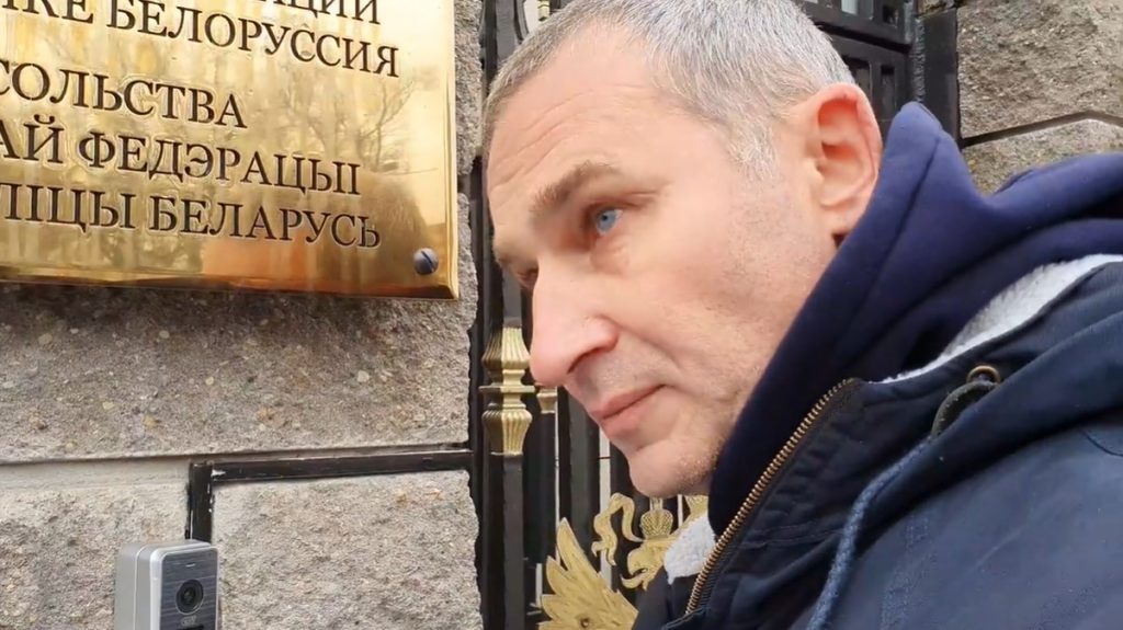 К посольству России в Минске "выкатили гарбуза"