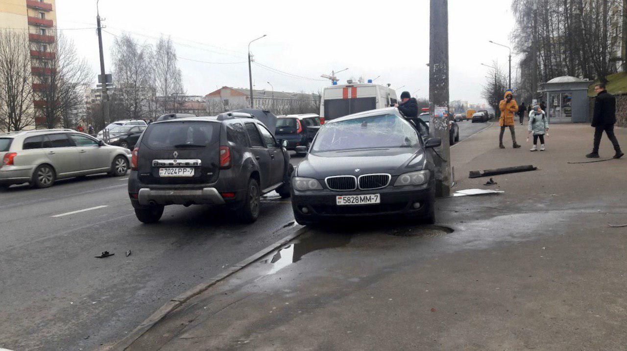 В Минске при аварии BMW отбросило в столб, пострадали трое