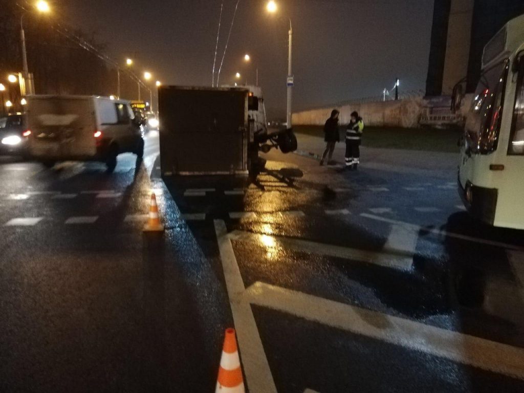 Кузов грузовика опрокинулся на пересечении улиц Купалы и Богдановича, движение затруднено