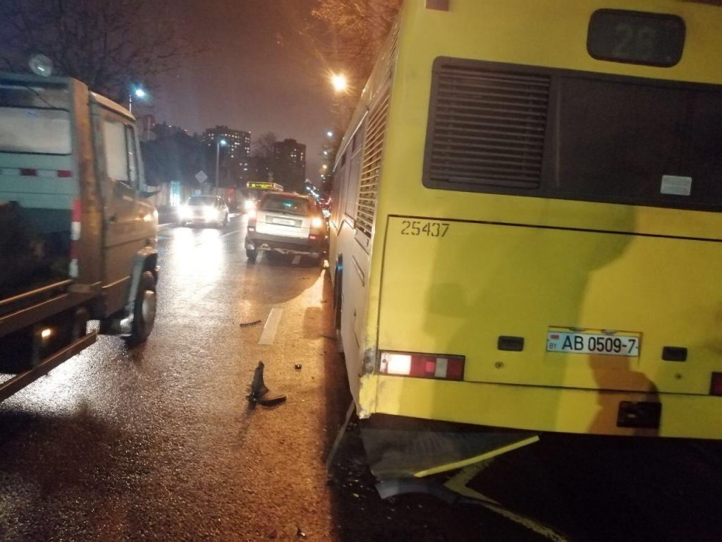 Водитель Volvo врезалась в автобус в Минске