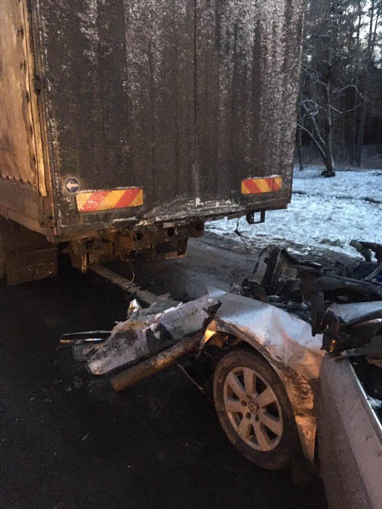 Volkswagen влетел в грузовик на выезде из Минска, водитель погиб