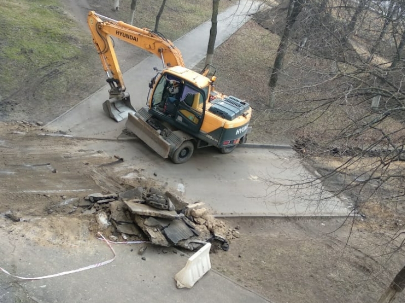 В Борисове велосипедист упал в вырытую коммунальщиками яму и умер