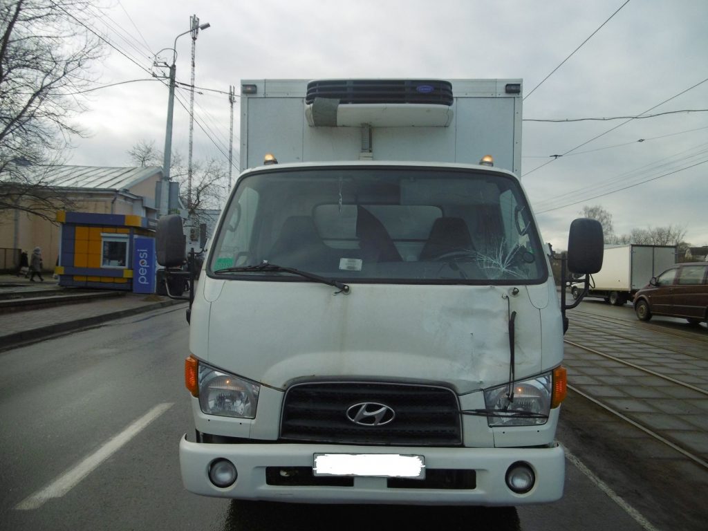 В Витебске мужчина вышел на дорогу из-за автобуса и попал под грузовик