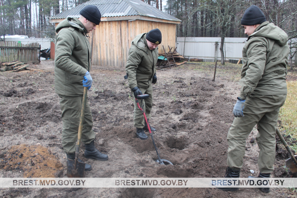 Житель Ганцевичского района выкопал в огороде военную мину