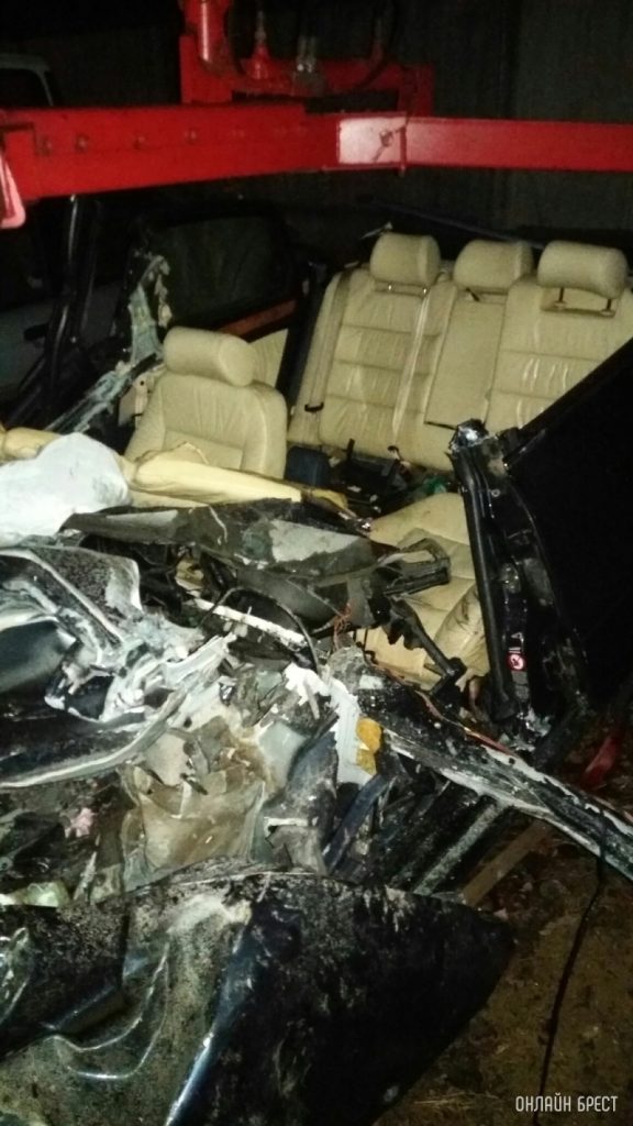 Под Брестом Audi влетела под стоявшую фуру – водитель погиб