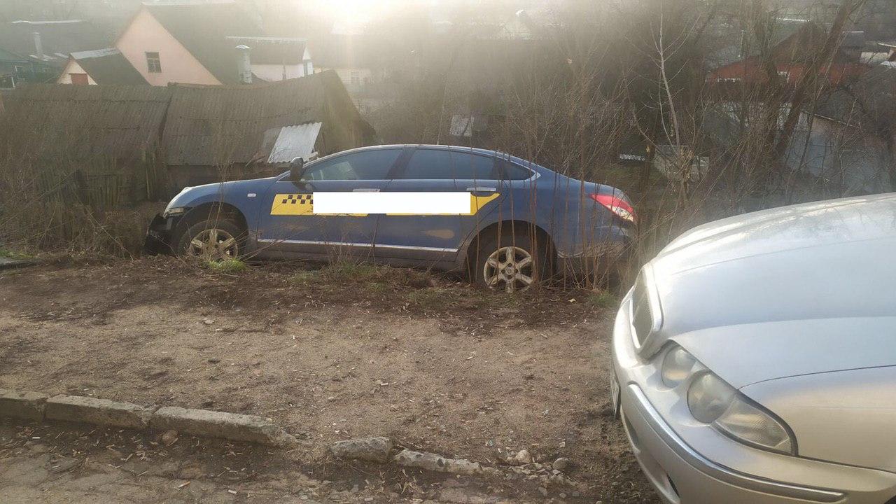 В Минске таксист снес забор, вылетел в кювет и пошел домой