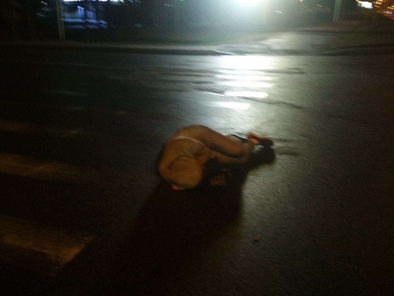 Пьяный минчанин заснул на проезжей части проспекта Независимости