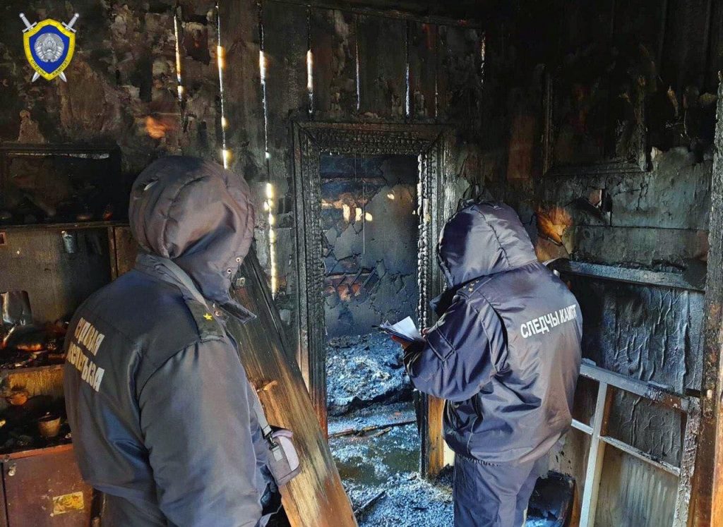 Два человека погибли на пожаре в Кировске