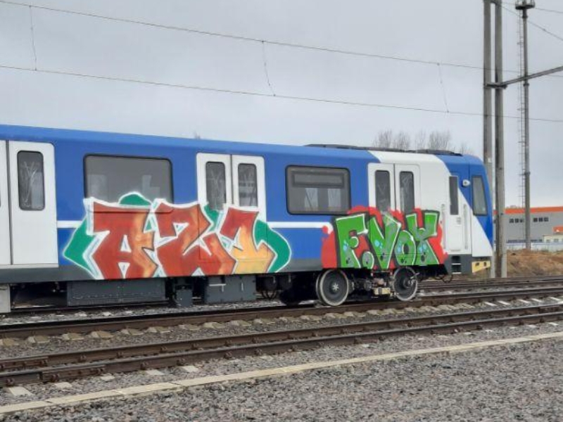 В Минске вандалы разрисовали новый поезд для метро