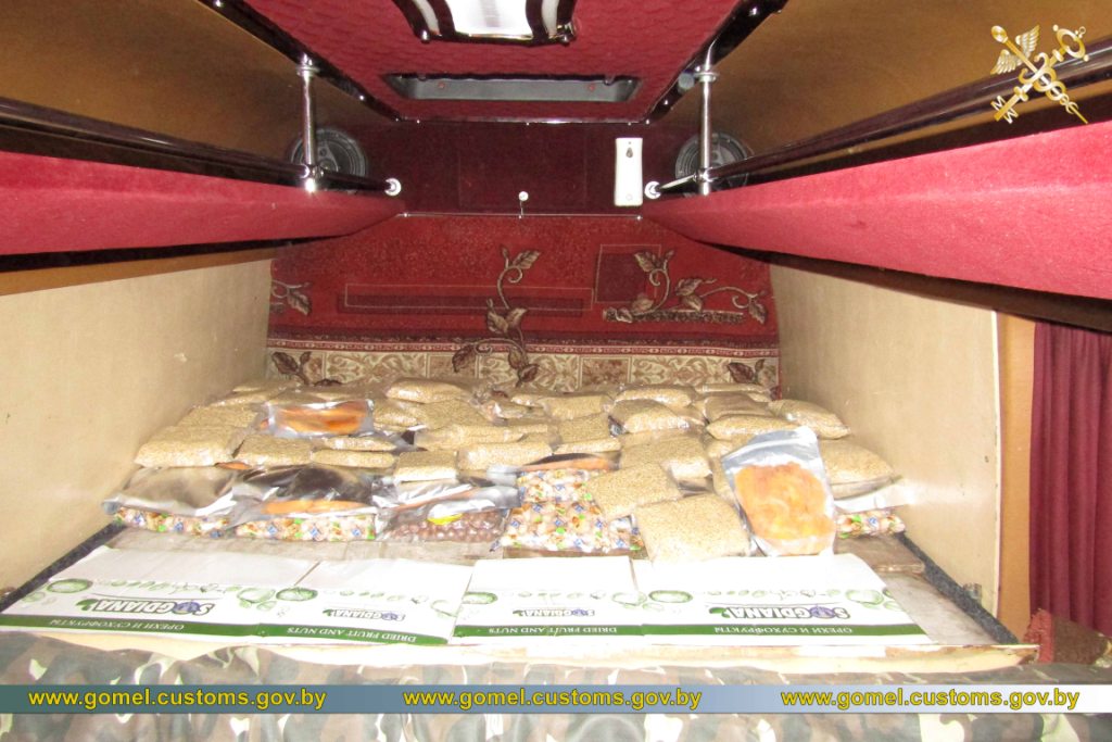 Молдованин нелегально вез в Беларусь более 400 кг орехов