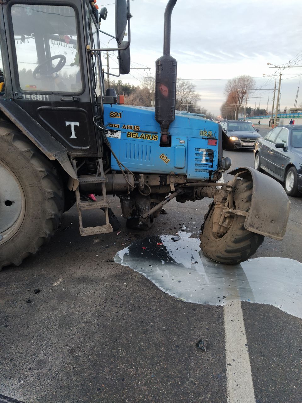 Грузовик и трактор столкнулись в Минске
