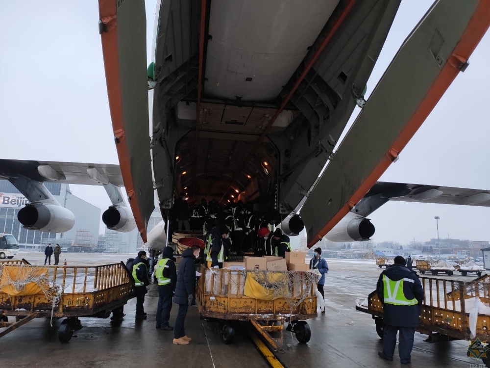 Второй самолет с гумпомощью из Беларуси прибыл в Китай