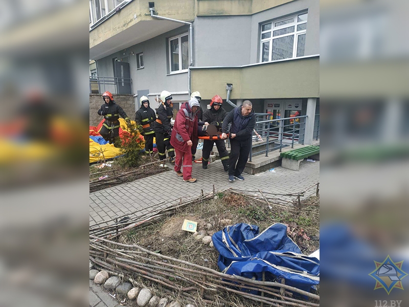 В Минске женщина прыгнула с восьмого этажа. Ее спасли
