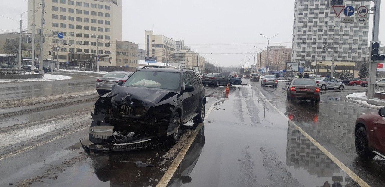 Водитель и пассажирка легковушки пострадали в ДТП в Минске