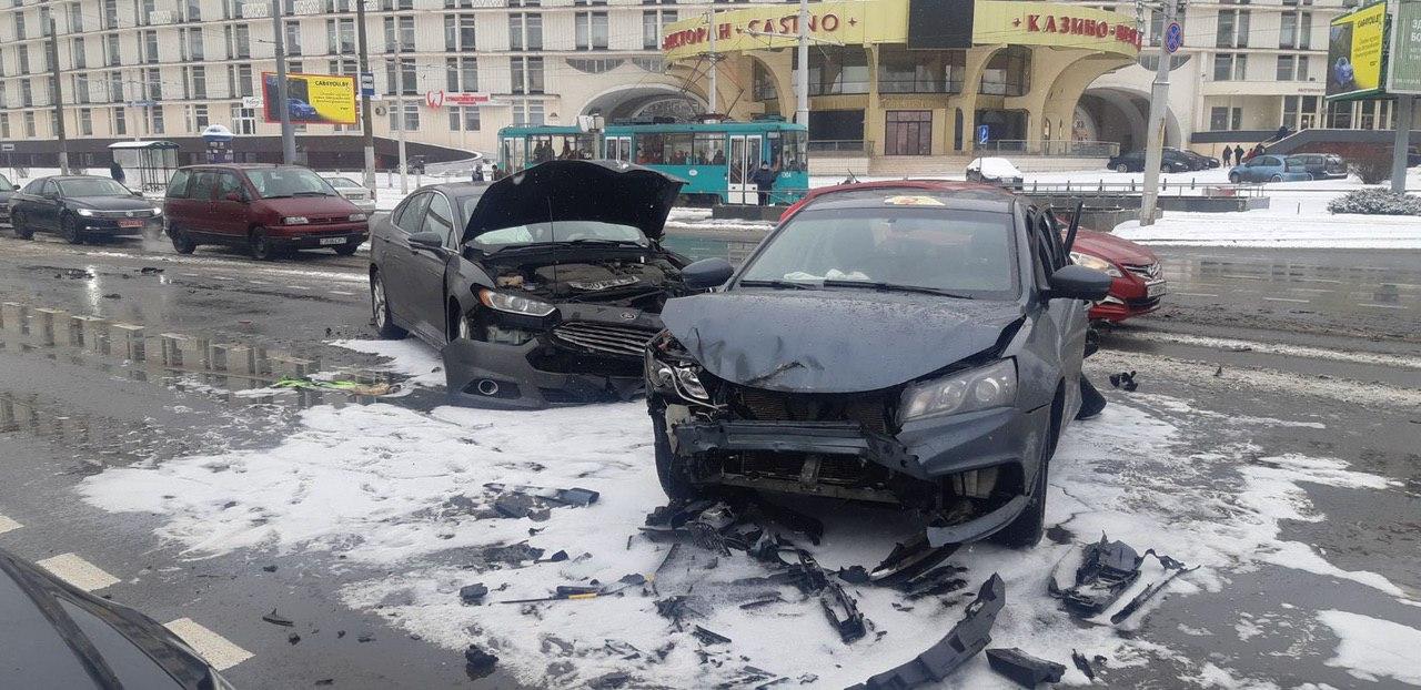 Водитель и пассажирка легковушки пострадали в ДТП в Минске