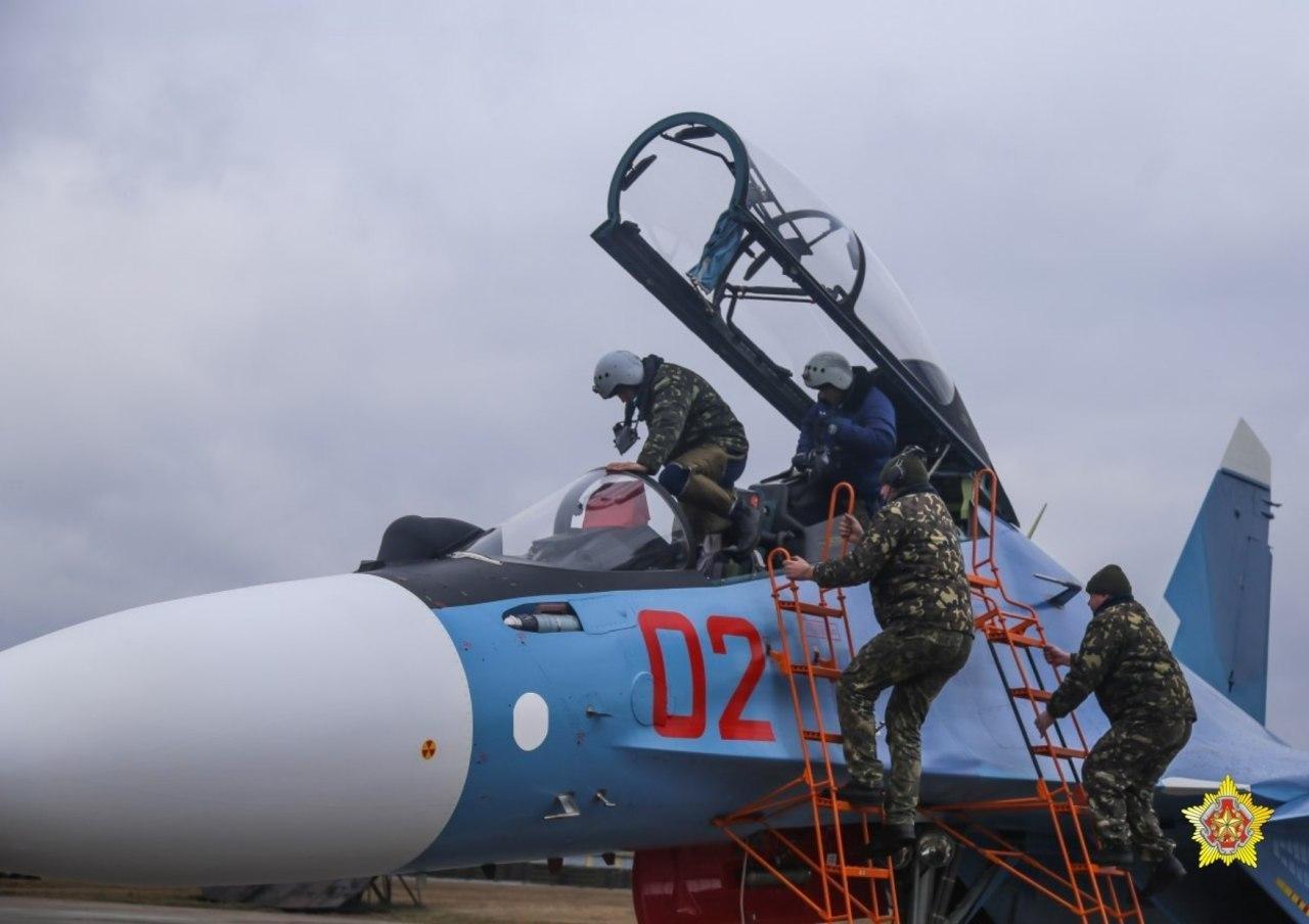 Летчики в Барановичах совершили первые полеты на новых Су-30СМ