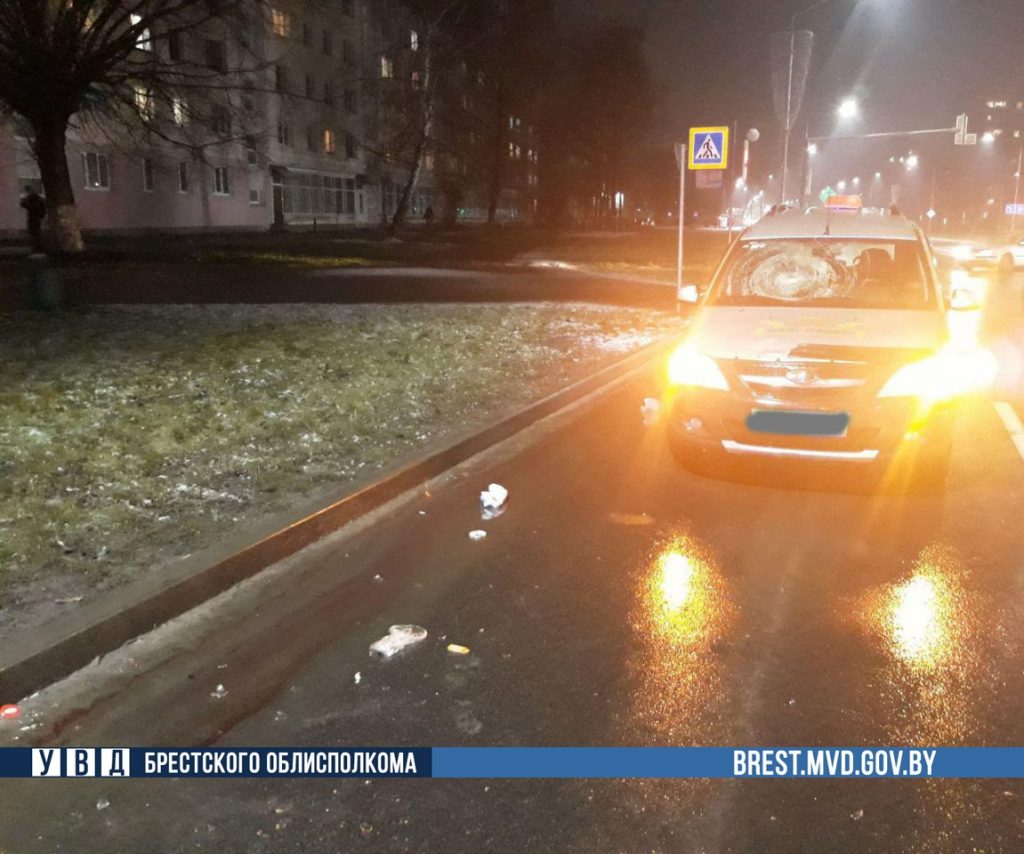 В Пинске такси проехало на красный и насмерть сбило женщину на переходе