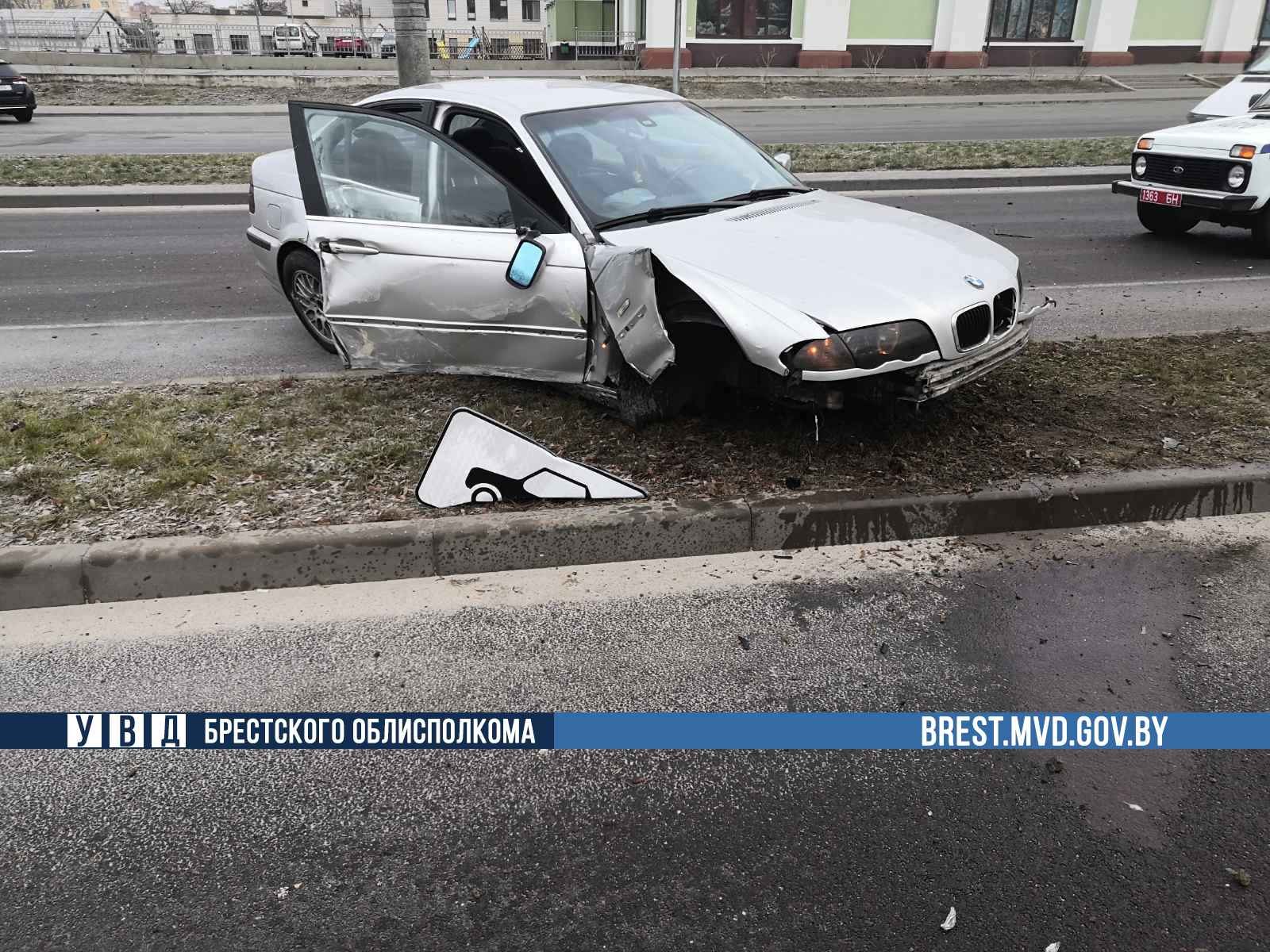 В Бресте водитель BMW снес четыре дорожных знака