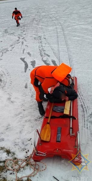 Спасатели вытащили мужчину из озера в Глубоком