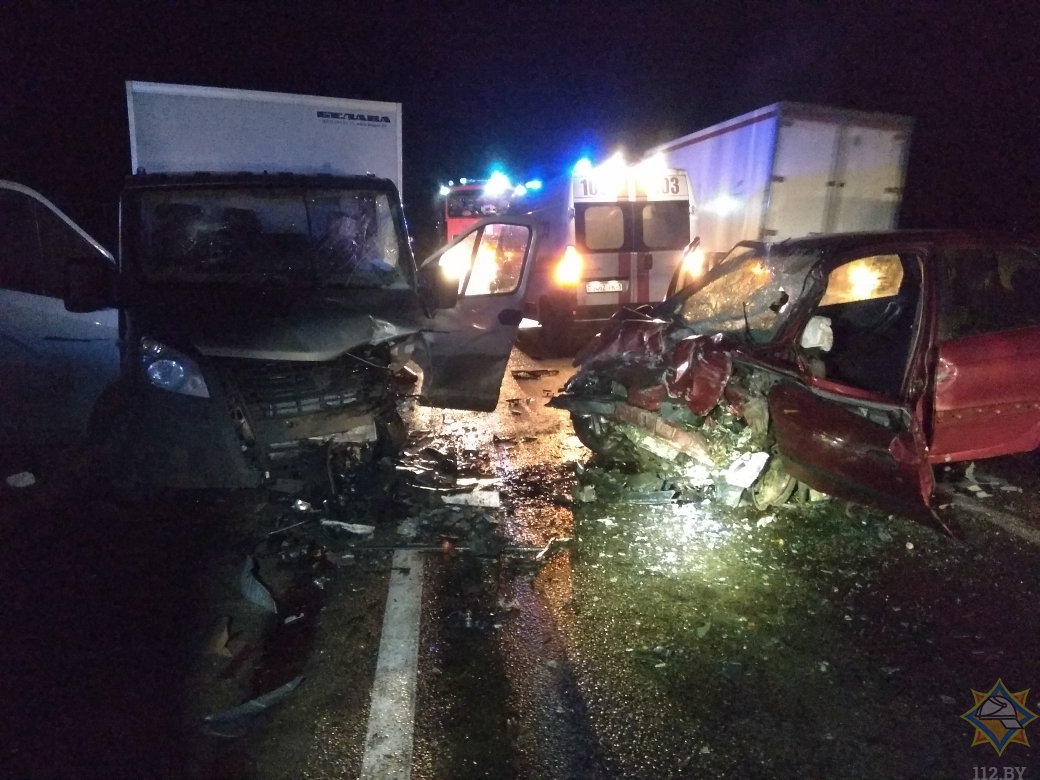 Спасатели деблокировали водителя легковушки после столкновения с грузовиком