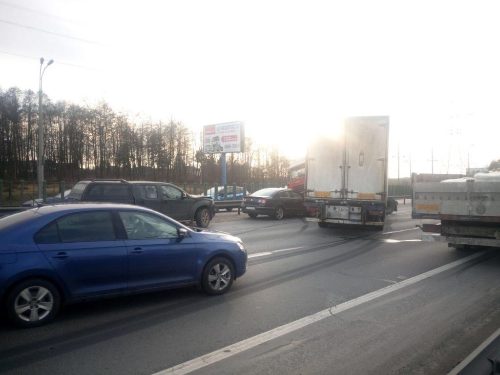 Три автомобиля столкнулись на МКАД: движение затруднено