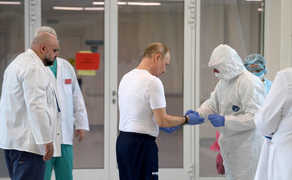 Путин в желтом защитном костюме посетил больницу для больных коронавирусом