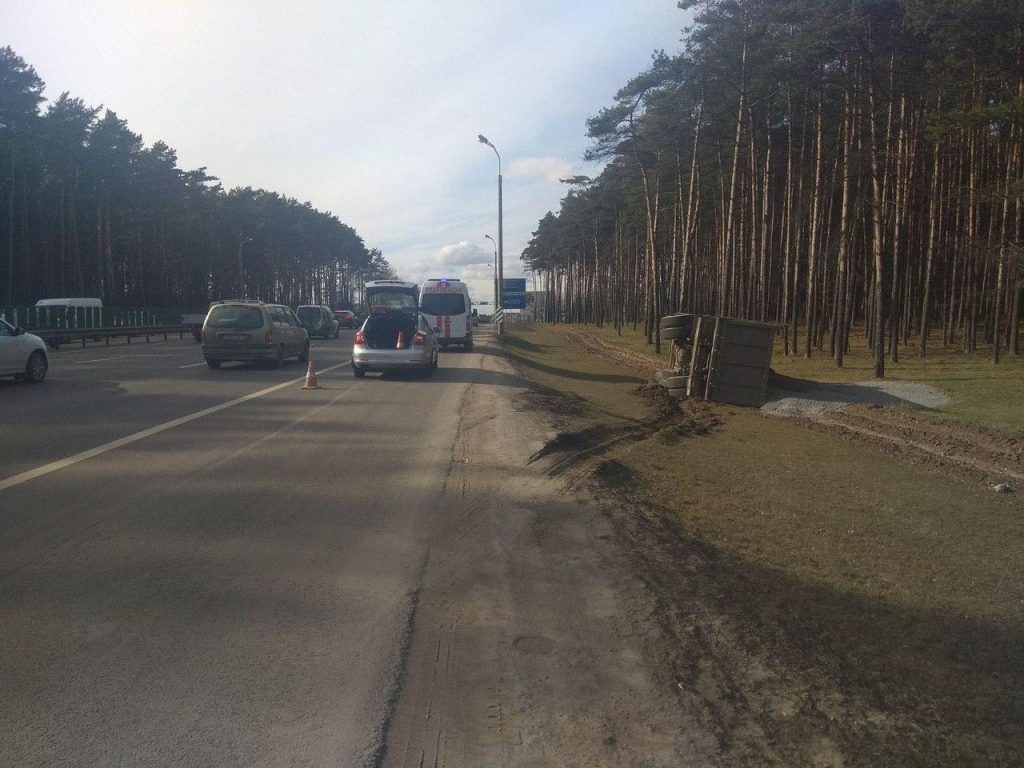 В Минске грузовик съехал на обочину и опрокинулся из-за отказавших тормозов