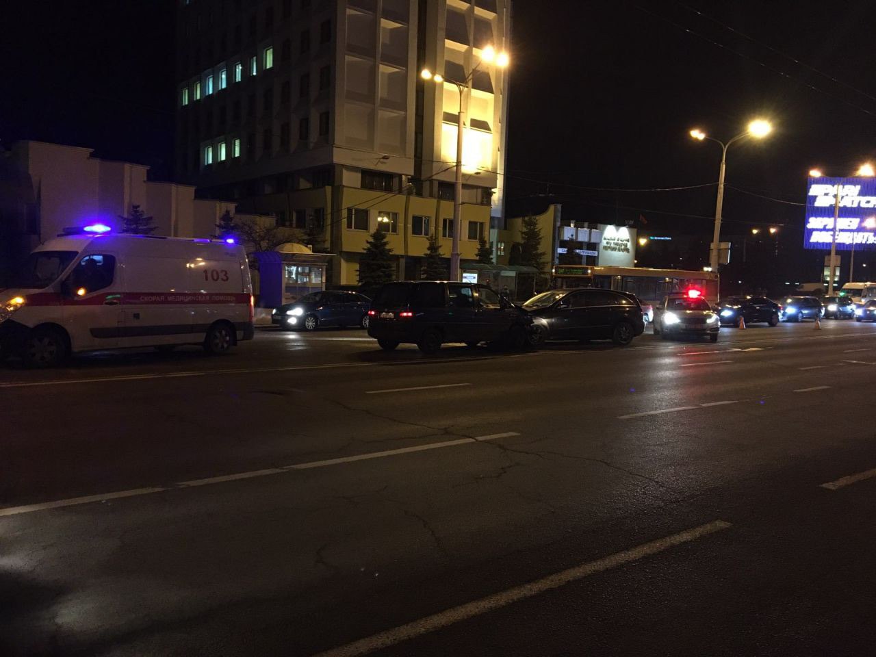 В Минске Peugeot подбил два автобуса и Mercedes