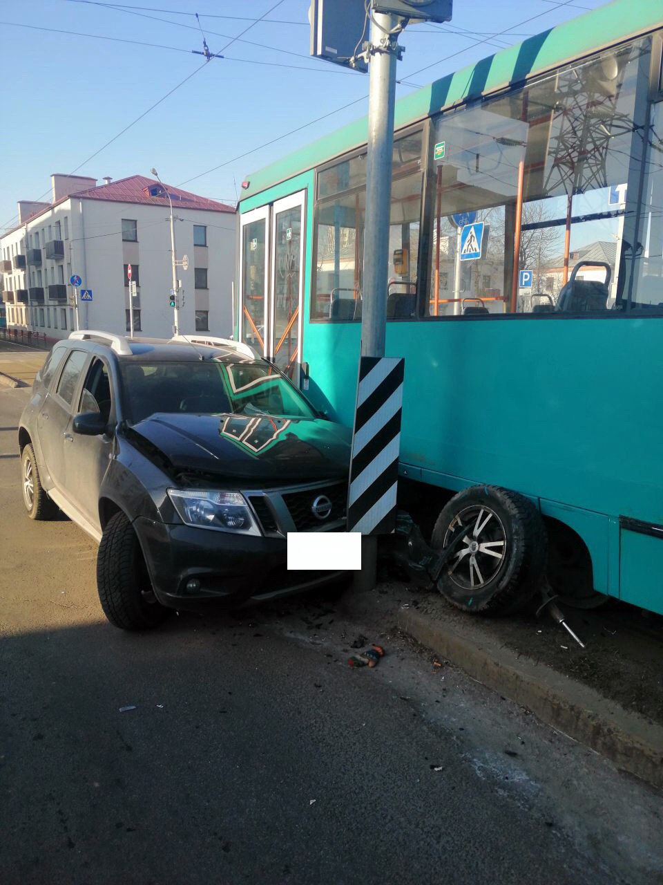В Минске внедорожник въехал в трамвай и светофор