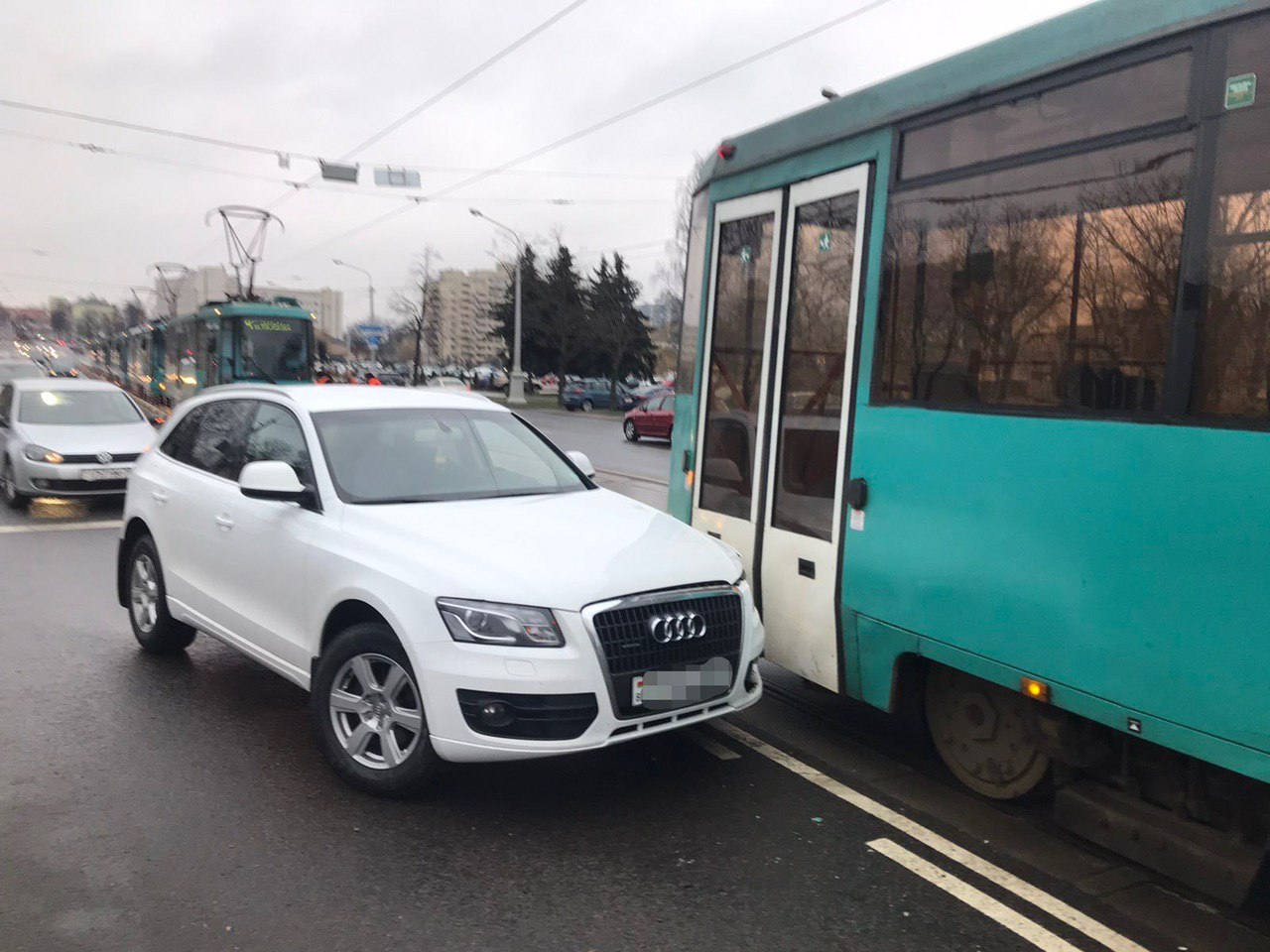 Легковушка врезалась в трамвай в Минске