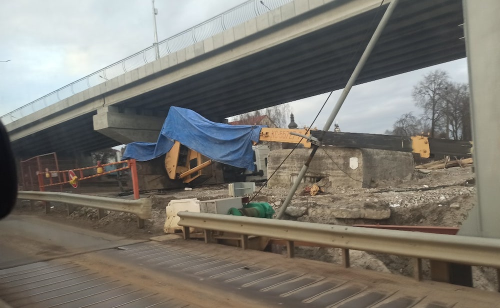 На строительстве моста в Пинске перевернулся кран
