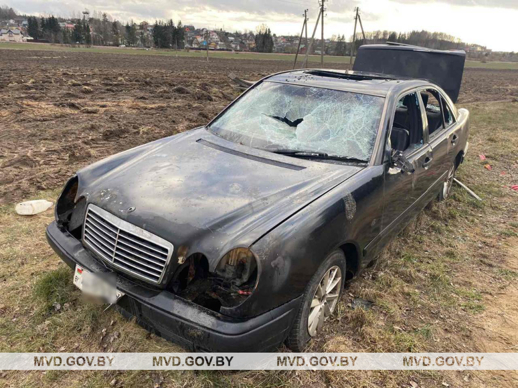 Под Минском неизвестные разгромили припаркованный у дороги Mercedes