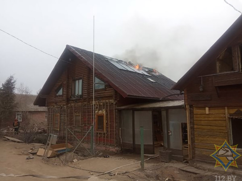 В Минске открытым пламенем горели два частных дома