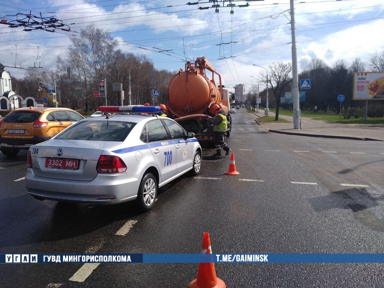 Водопровод прорвало на улице Орловской в Минске