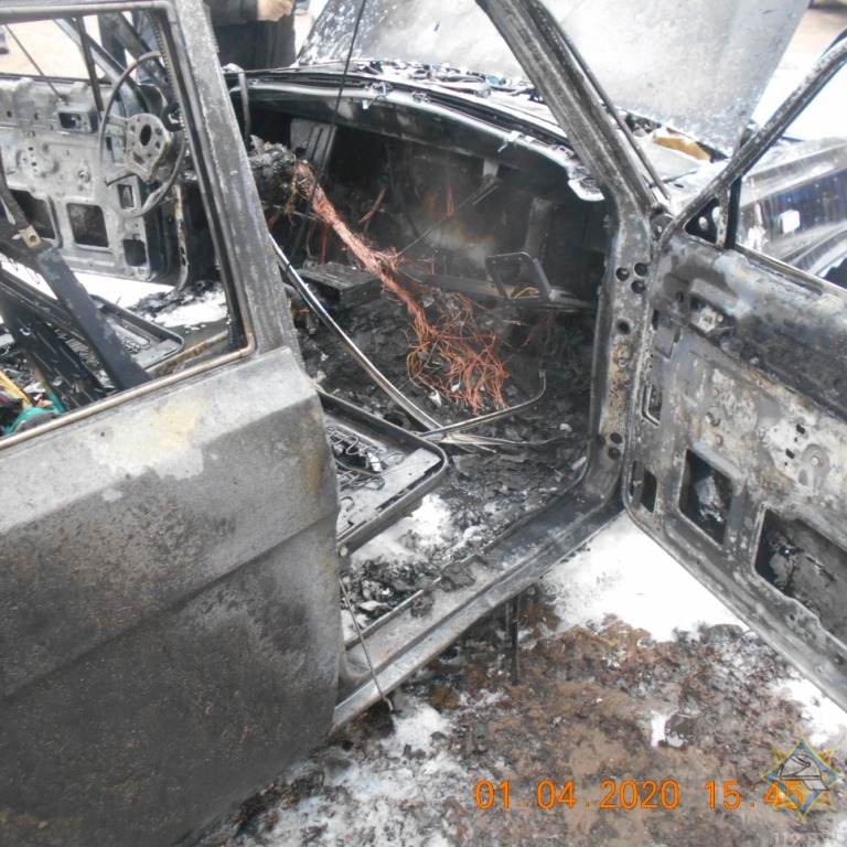 Сразу три автомобиля сгорели на стоянке у дома в Новополоцке