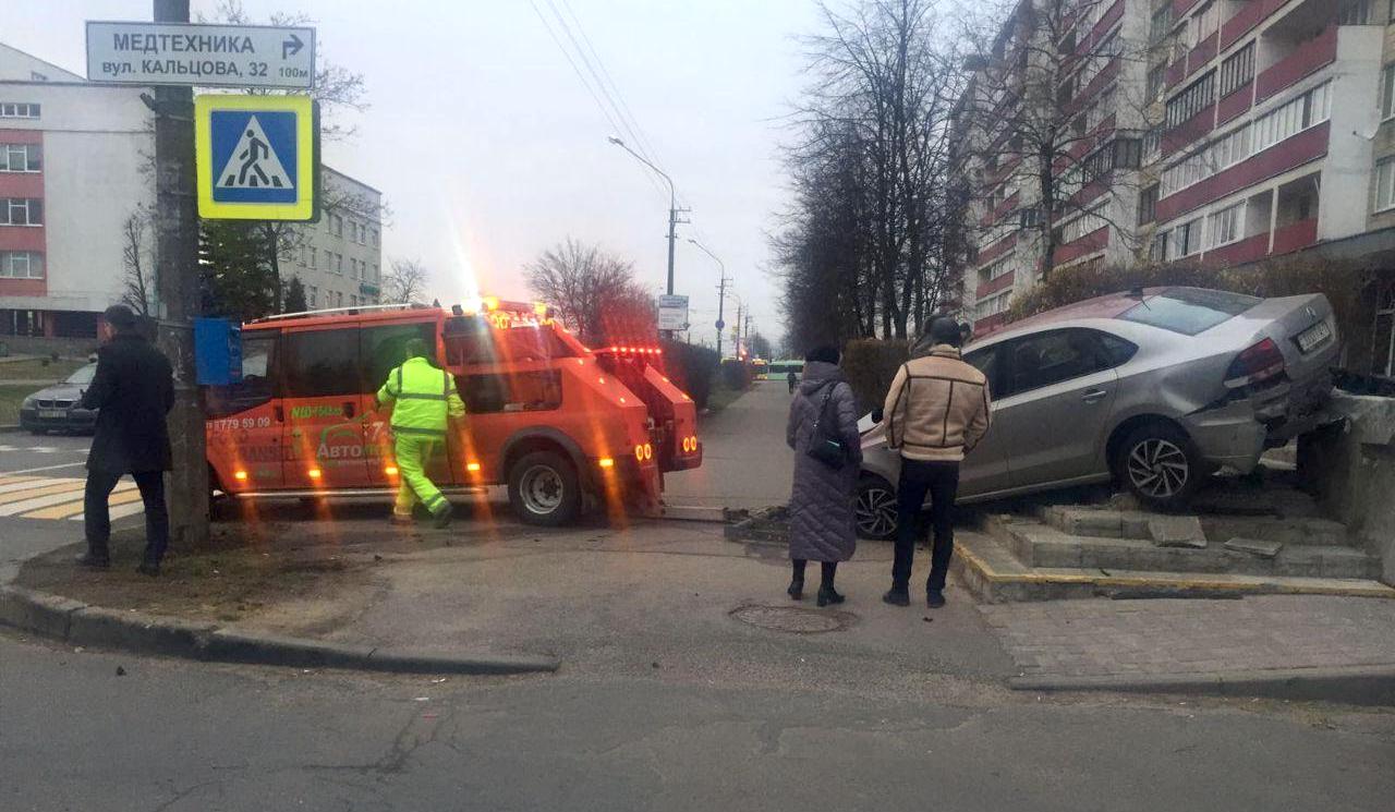 Водитель перепутала передачи и влетела на лестницу в Минске