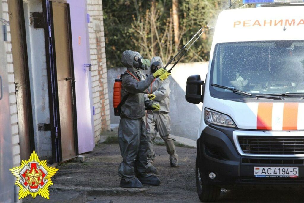Военные химики дезинфицируют медицинские автомобили в Борисове