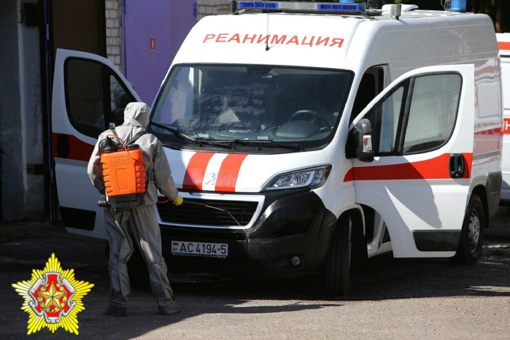 Военные химики дезинфицируют медицинские автомобили в Борисове