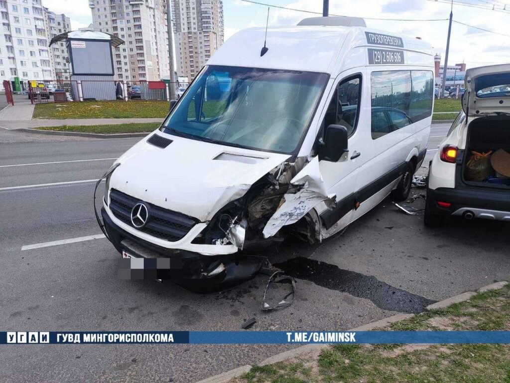 В Минске пьяный водитель микроавтобуса устроил ДТП на встречке