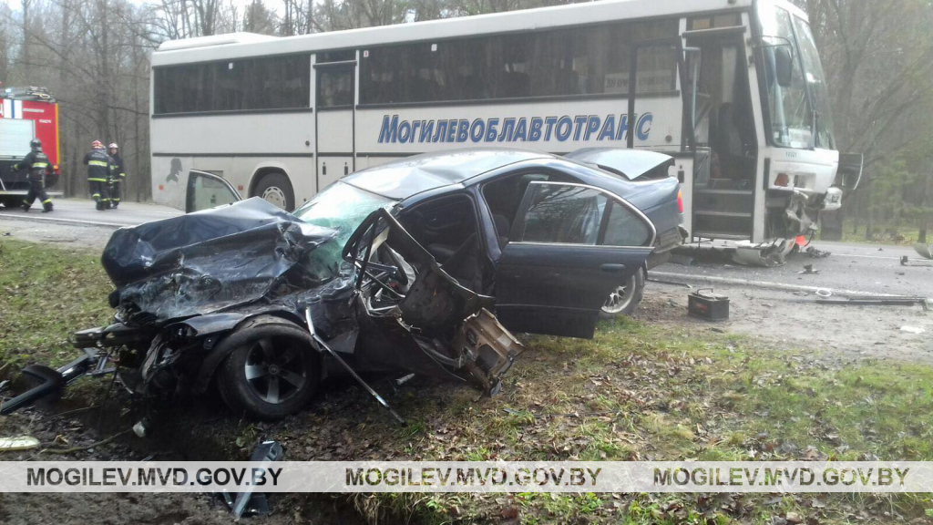 BMW влетел в междугородный автобус в Климовичском районе
