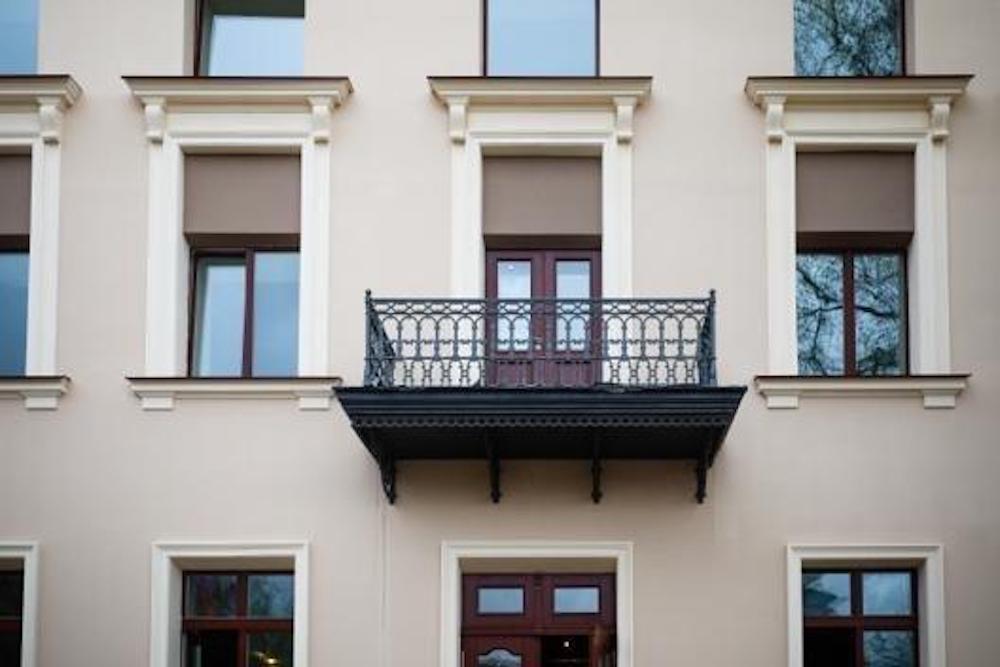 Фасад музыкальной гимназии на площади Свободы в Минске обновили