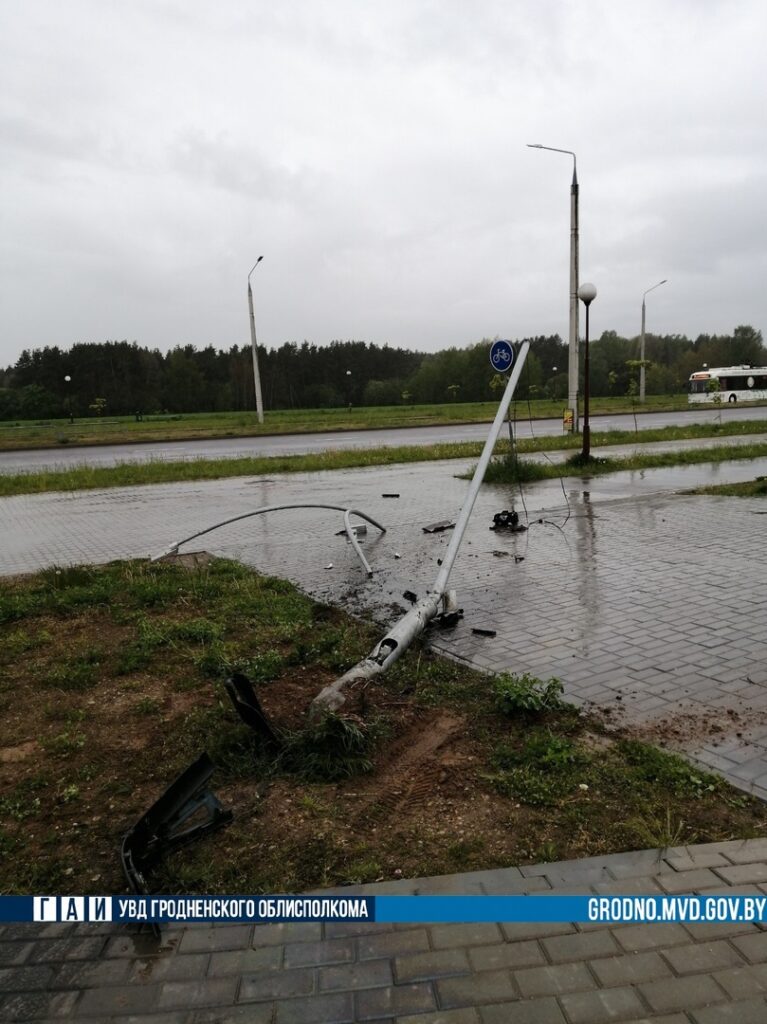 В Гродно водитель Peugeot протаранил две машины, фонарный столб и скрылся по встречке