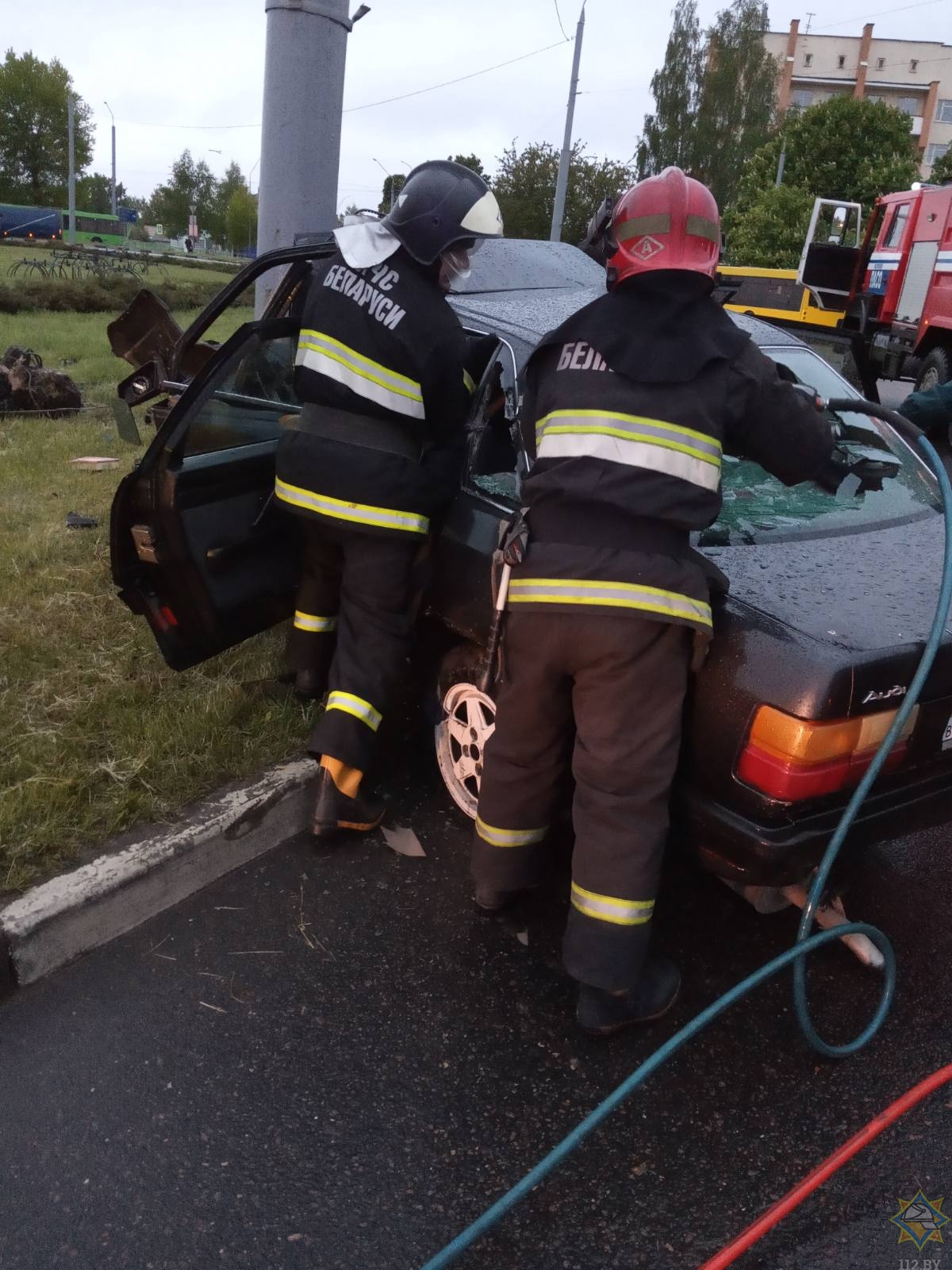 Водитель Audi врезался в фонарный столб в Могилеве