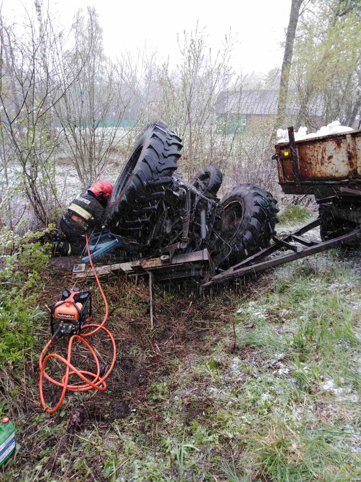 Спасатели деблокировали тракториста в Вилейском районе